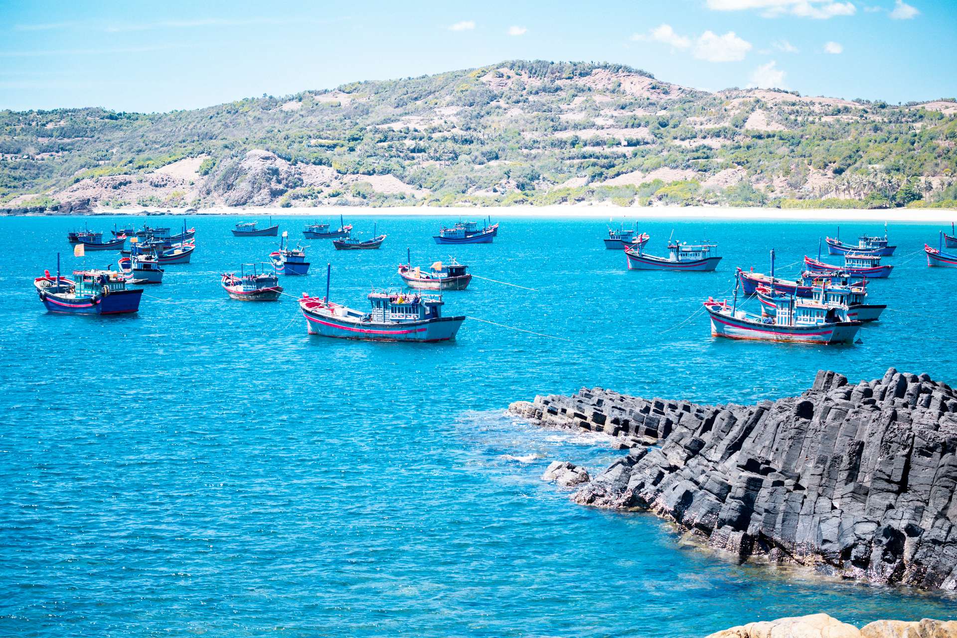 <em>Biển Tuy Hòa - Nét đẹp thiên nhiên mang đến cảm giác yên bình cho bất kỳ ai đặt chân đến</em> - Khách sạn Tuy Hòa