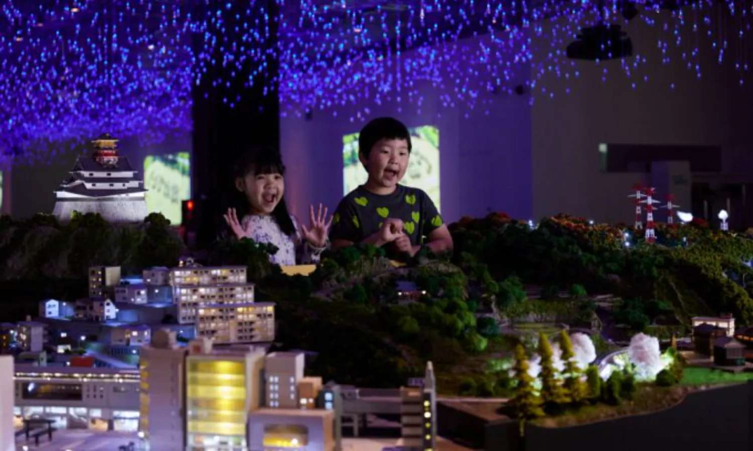 Khung cảnh về đêm tái hiện tại Small Worlds Tokyo