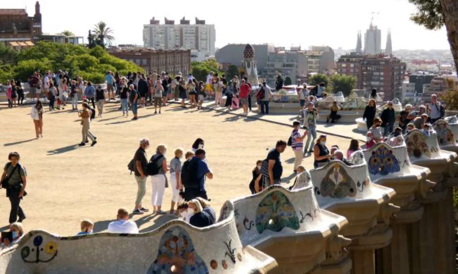 Park Guell luôn thu hút đông đảo khách du lịch