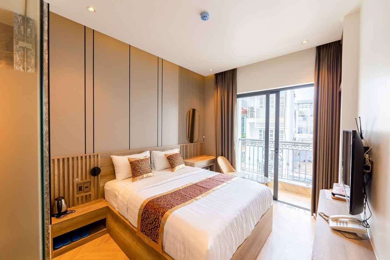 Không gian sang trọng của phòng Deluxe Double Balcony tại Mymy Hotel 2 - Khách sạn Quận 10