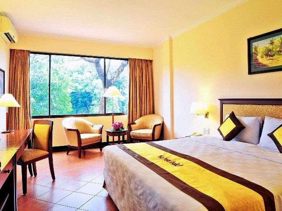 Không gian mang hơi hướm thiết kế Đông Dương của phòng nghỉ ở Khách sạn Kỳ Hòa Sài Gòn - Khách sạn Quận 10