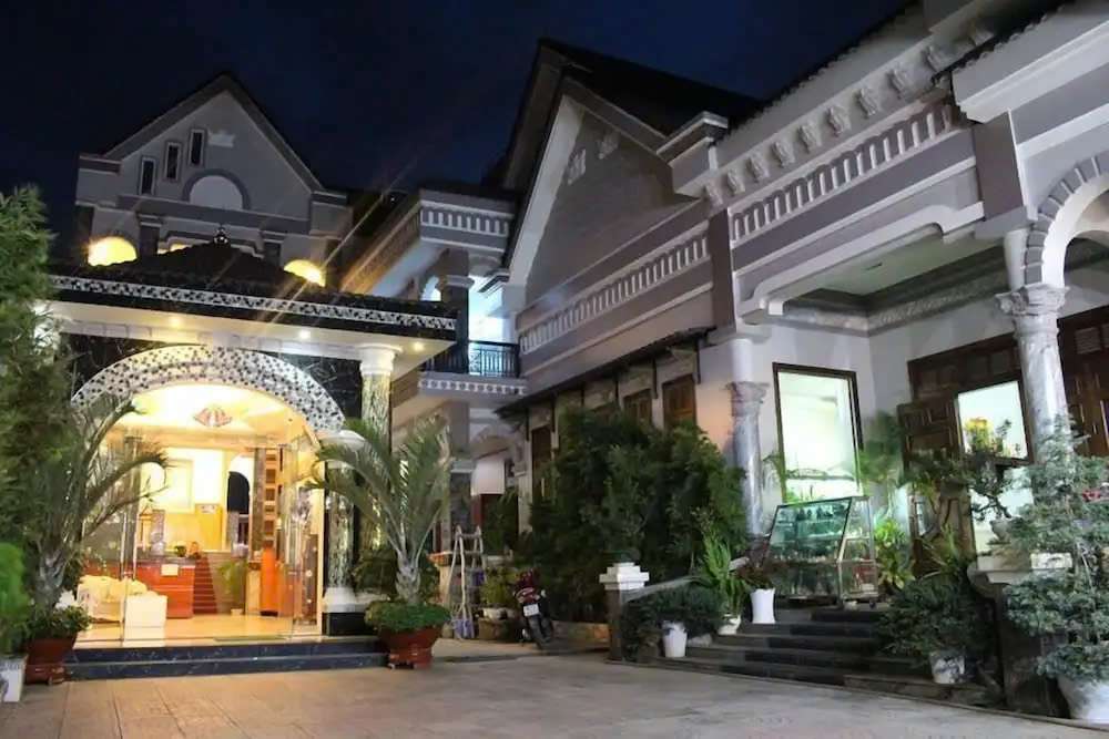 Xuan Mai Villa có khu vực sân đậu xe rộng rãi - Khách sạn Đức Trọng