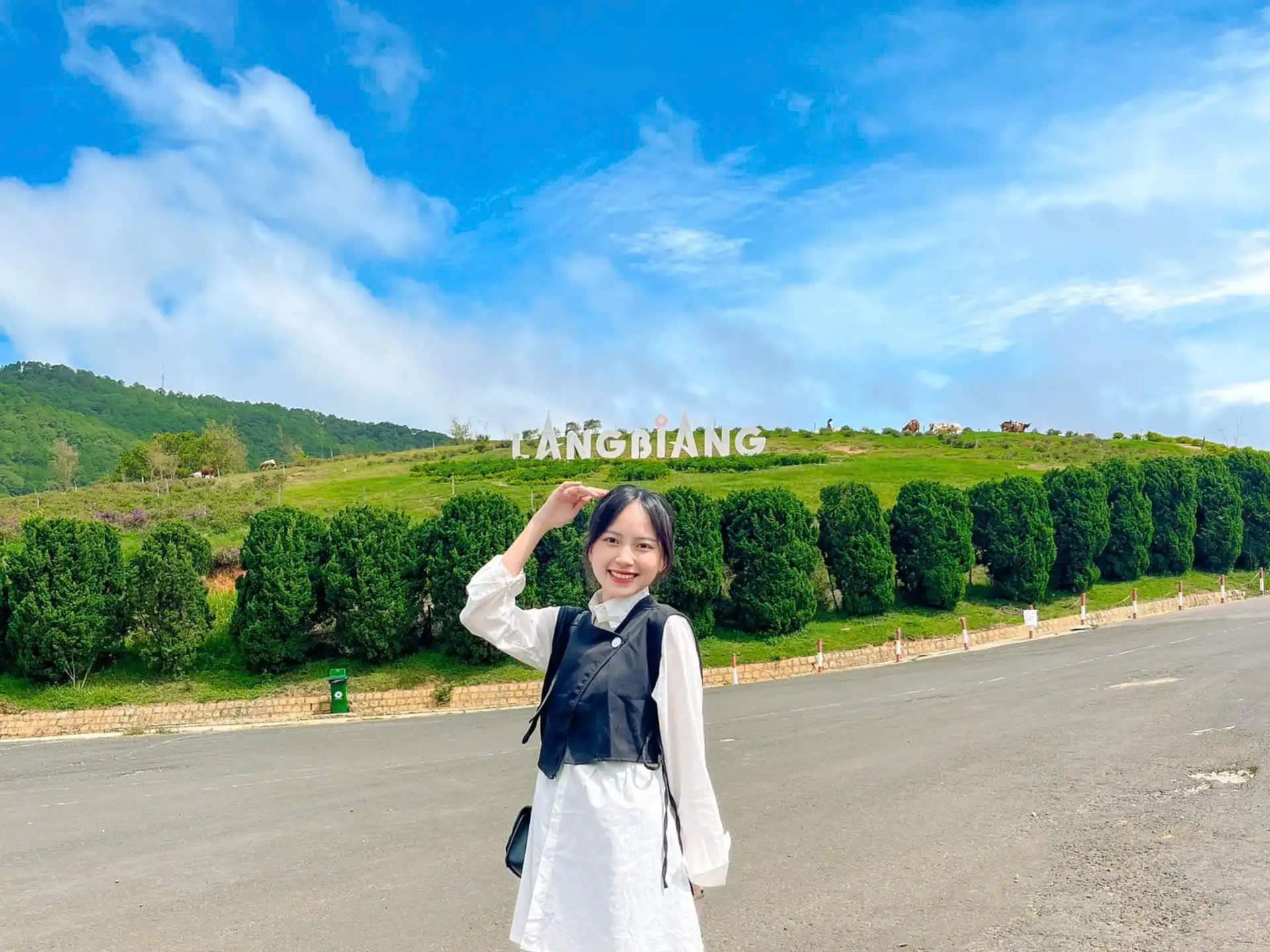 Núi Langbiang là một trong những biểu tượng du lịch của Đà Lạt, nằm ngay gần Đức Trọng - Khách sạn Đức Trọng