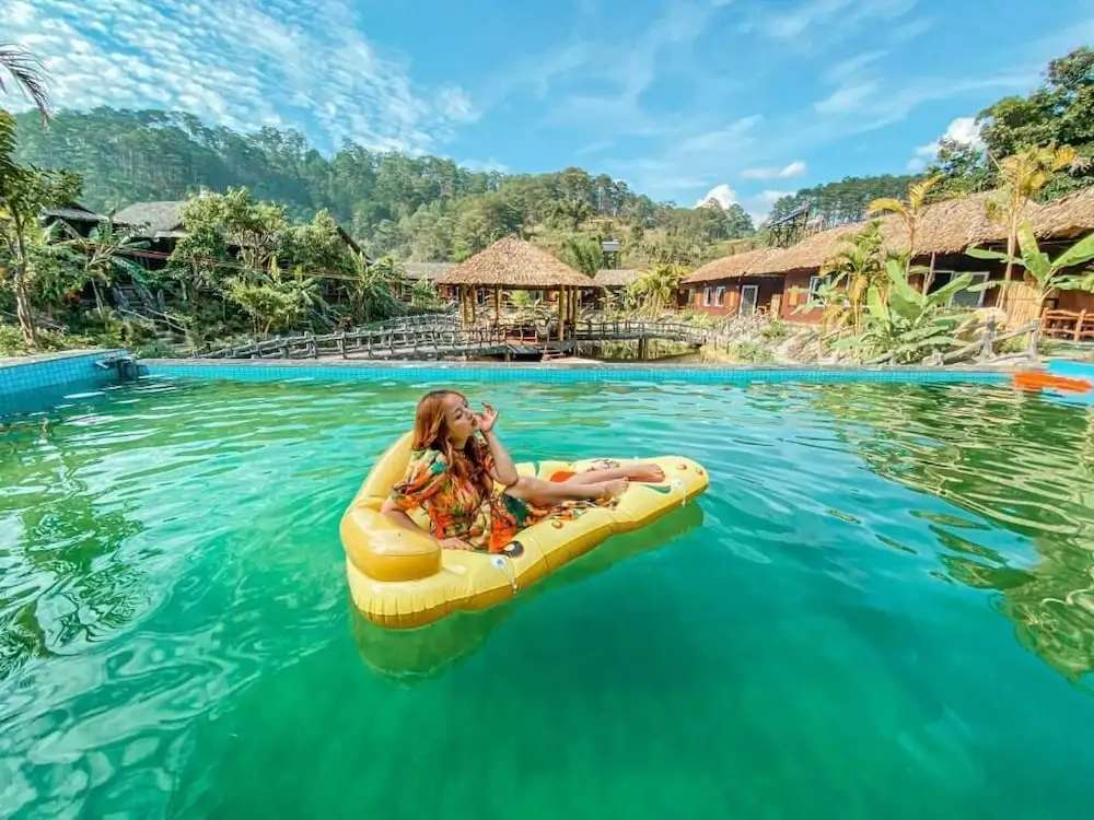 Nhan An Resort có hồ bơi lớn ngoài trời, được thiết kế gần gũi với thiên nhiên - Khách sạn Đức Trọng