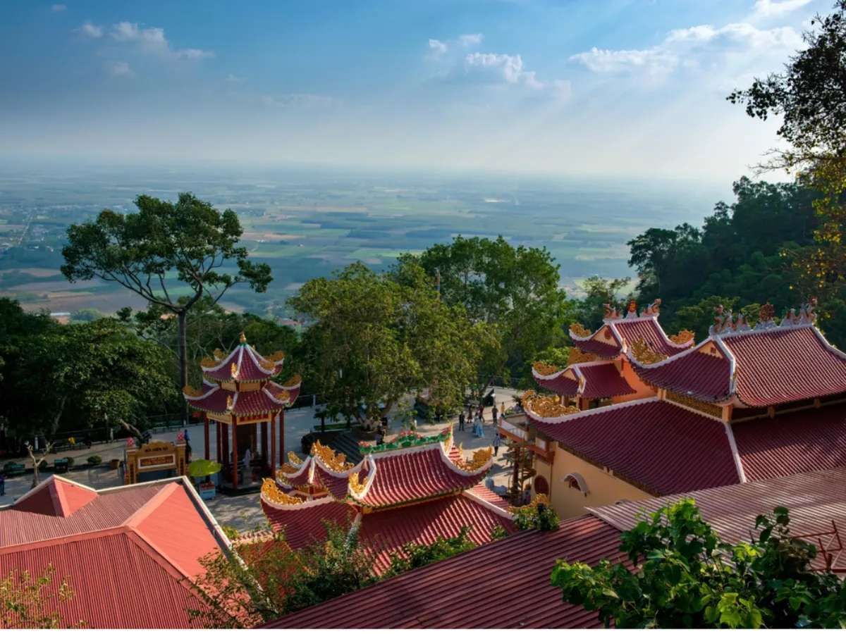Tour Địa đạo Củ Chi, Thánh thất Cao Đài và núi Bà Đen 1 ngày