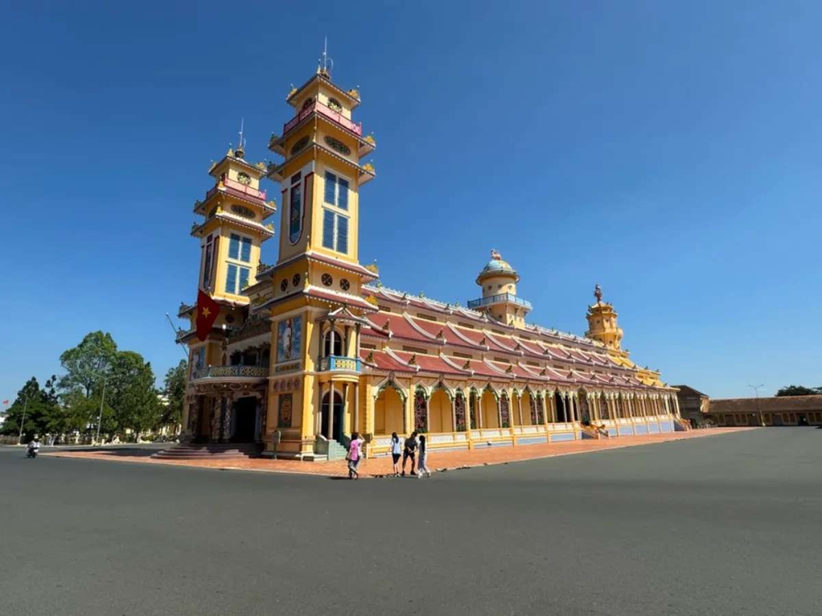 giá tour Địa đạo Củ Chi, Thánh thất Cao Đài và núi Bà Đen 1 ngày
