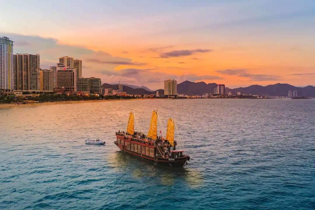 Ngắm vịnh Nha Trang trên du thuyền – Trải nghiệm sang trọng bậc nhất - Khách sạn Nha Trang gần biển