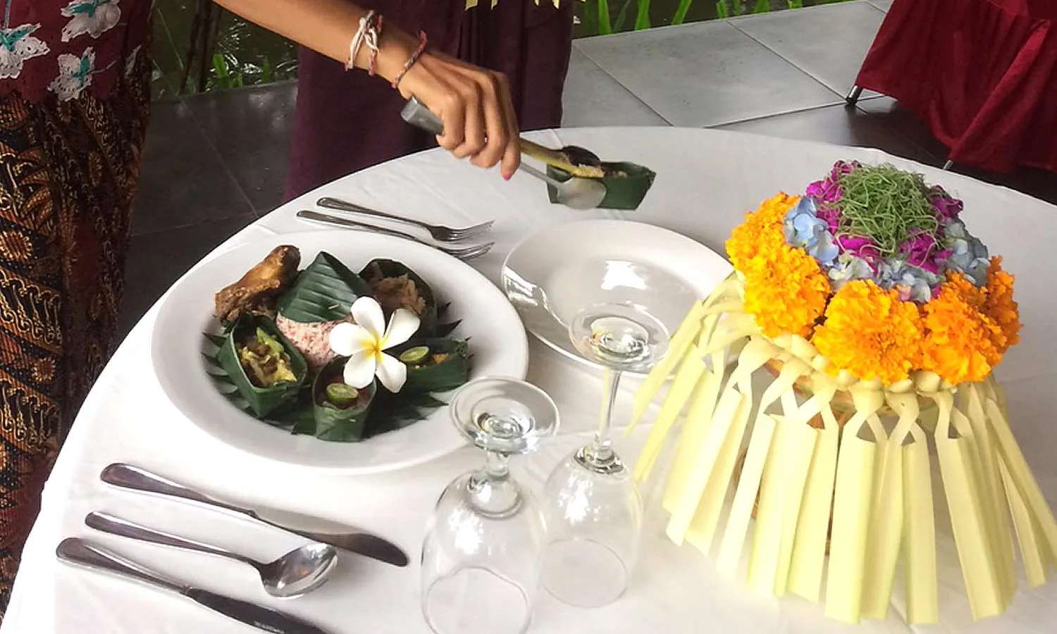thưởng thức món ăn tại bảo tàng Puri Lukisan