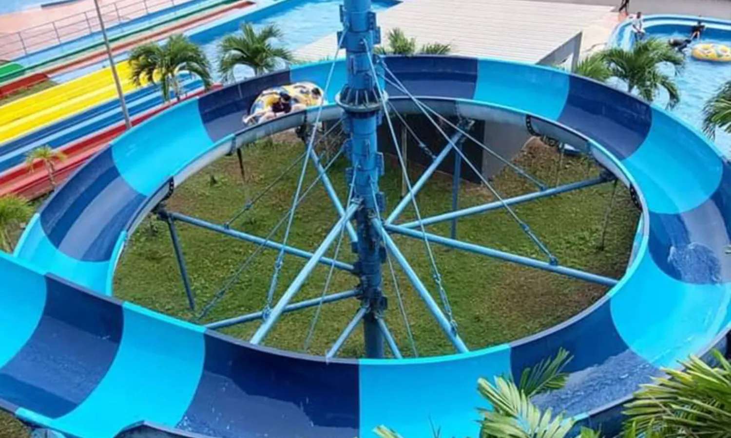 Đường trượt Anaconda Twist tại công viên nước Melaka