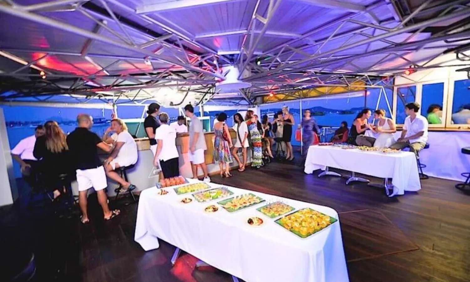 bữa tối trên du thuyền tại Port Dickson
