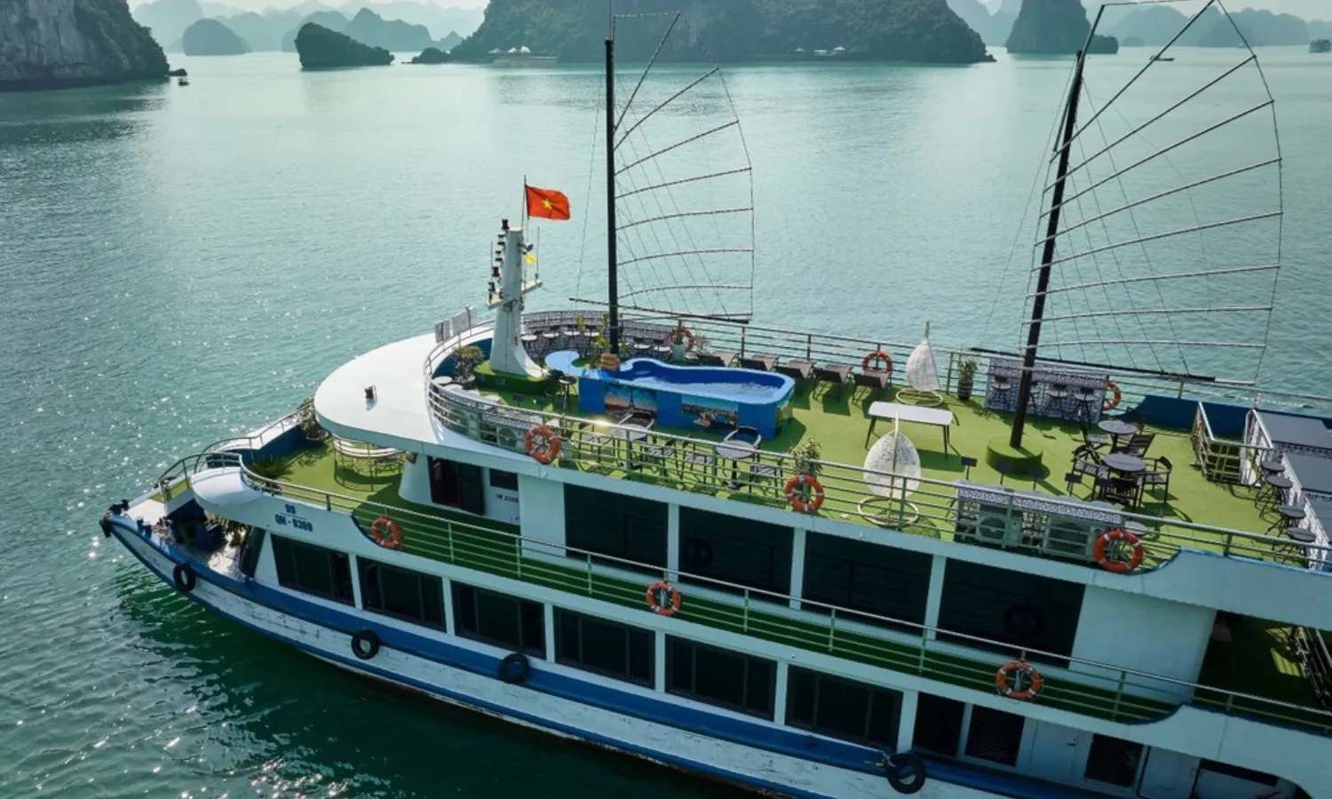 tham quan vịnh hạ long trên Jewels of the Bay Cruise