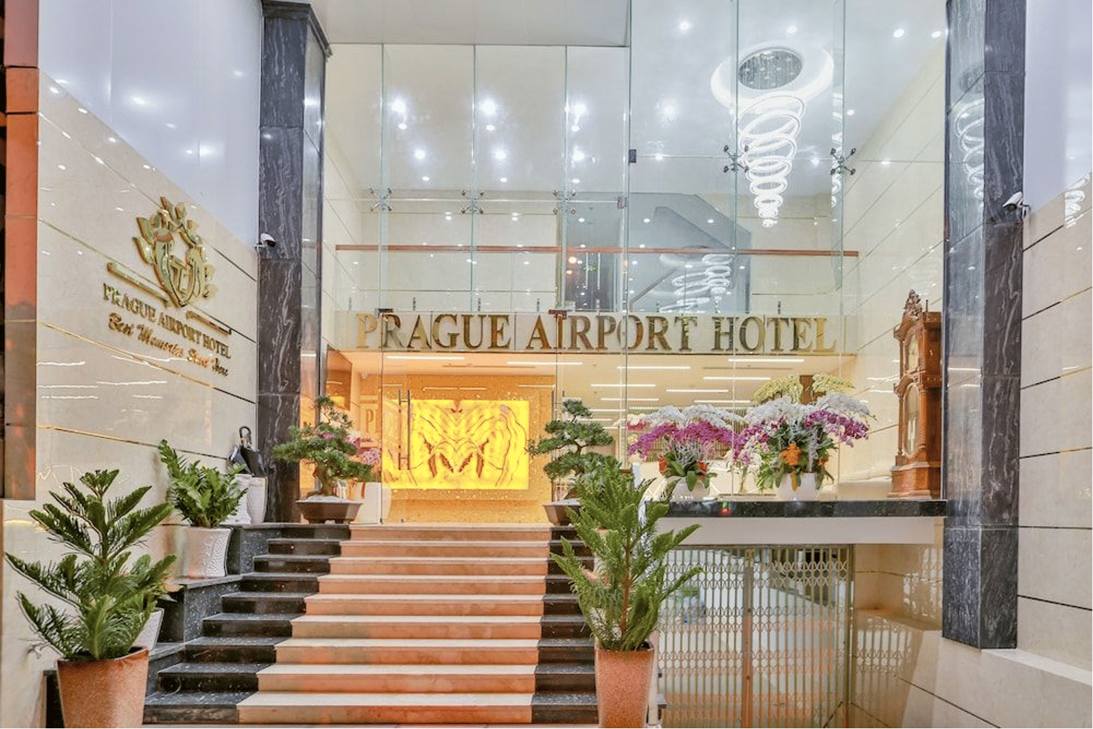 Prague Saigon Airport Hotel - Mặt tiền mạ vàng sang trọng - Khách sạn quận Tân Bình