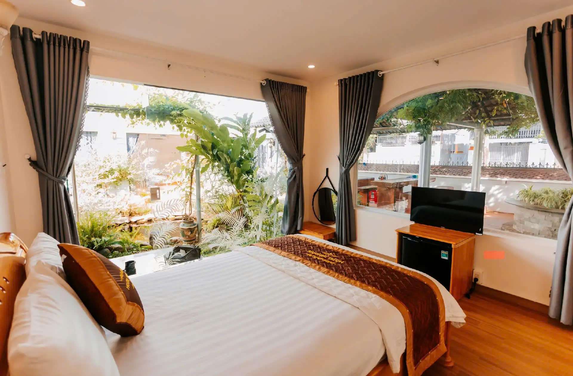 Window Homestay còn có khuôn viên xanh mát - Khách sạn Kon Tum