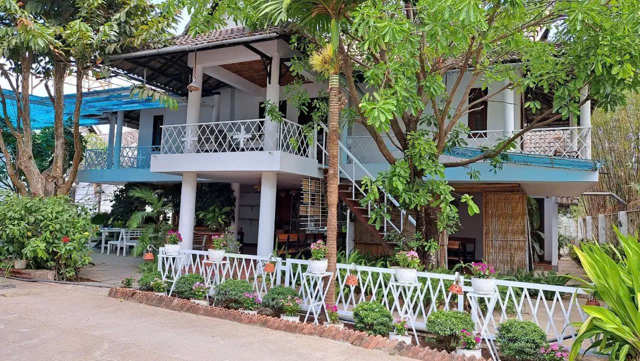 Konklor Hotel có không gian xanh mát - Khách sạn Kon Tum
