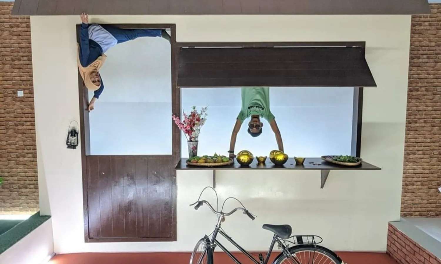 chụp ảnh trong Upside Down House
