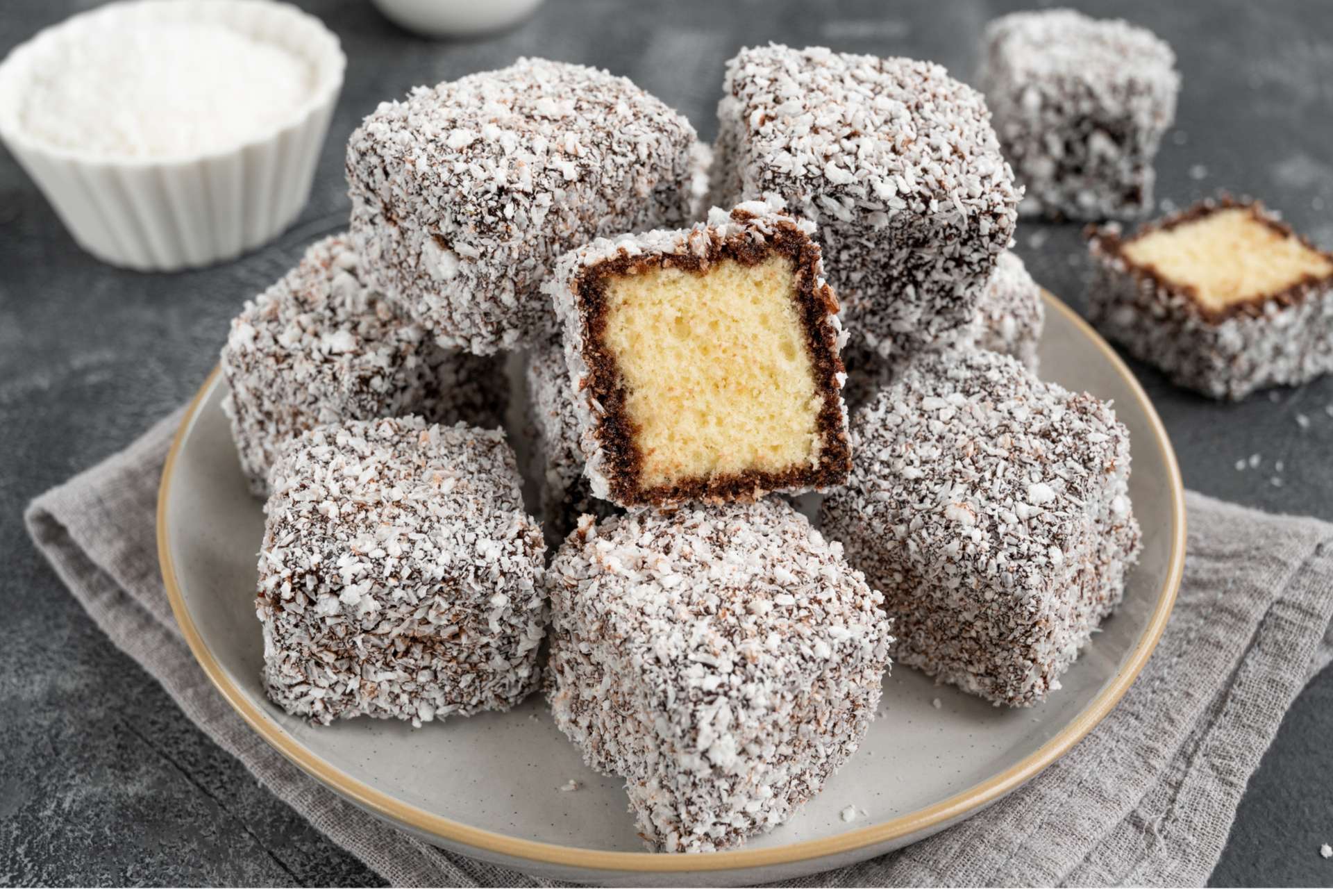 Món bánh Lamington đặc sản của Brisbane