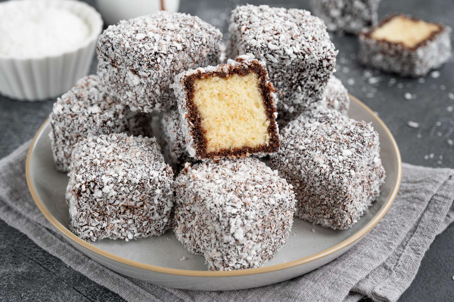 Bánh Lamington là món bánh rất được yêu thích tại Canberra