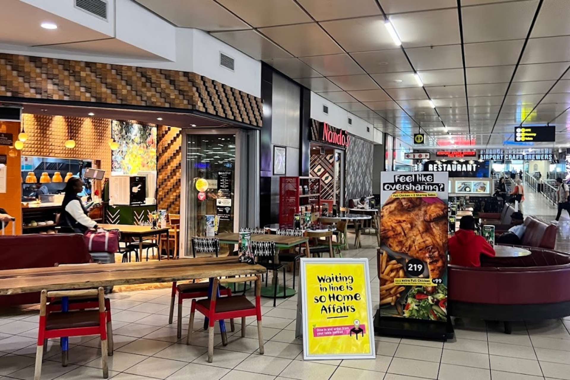 Một góc khu vực mua sắm ở sân bay Johannesburg