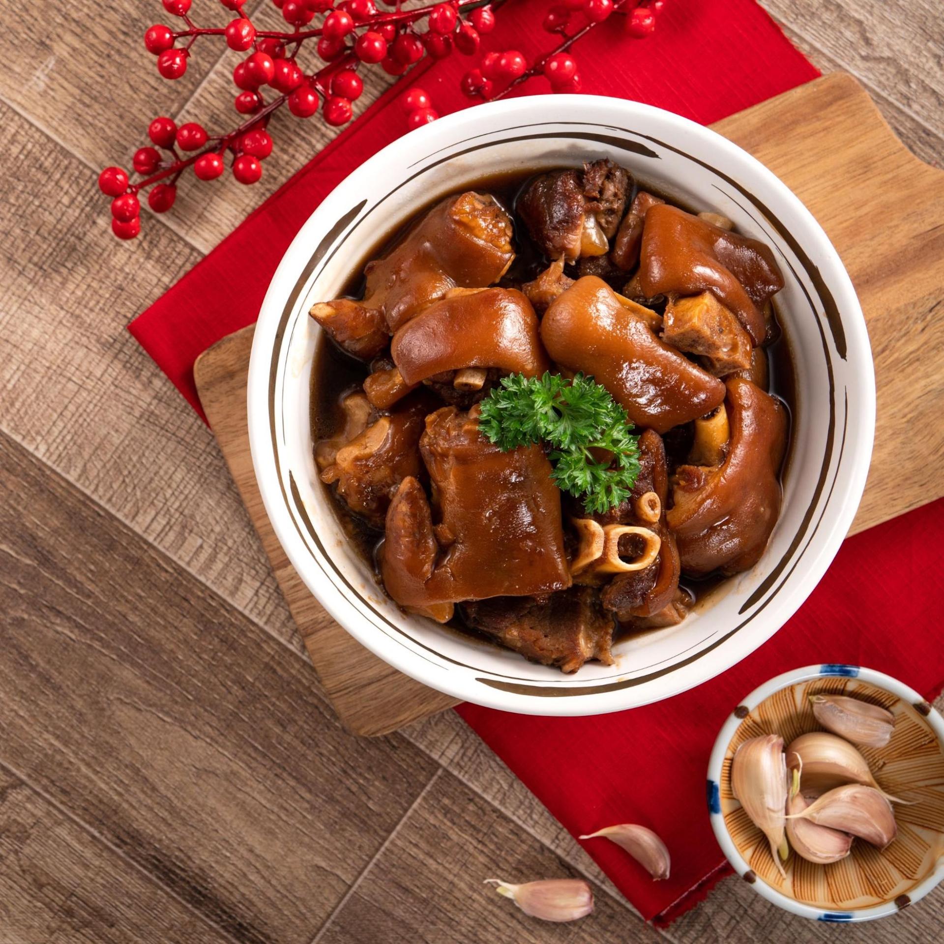 Móng giò heo xì dầu - ẩm thực Trung Hoa