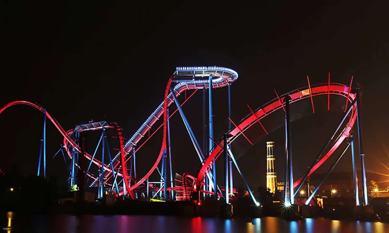 Tàu lượn siêu tốc ở Happy Valley Thượng Hải vào ban đêm