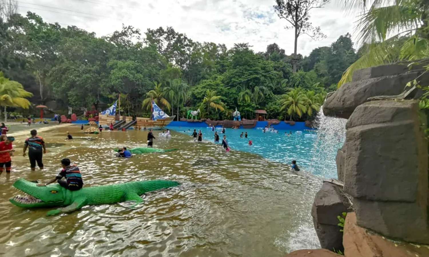 hồ tạo sóng nhân tạo Bukit Merah Laketown Waterpark