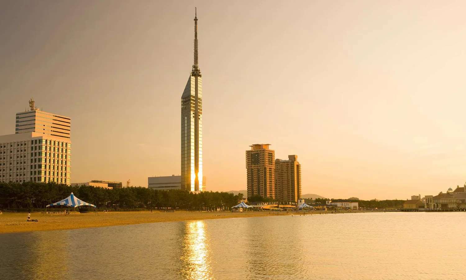 phương tiên di chuyển đến tháp Fukuoka
