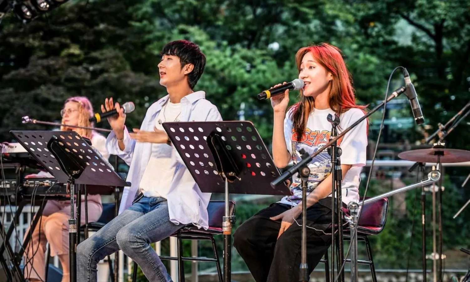 Ca sĩ trình diễn trong một sự kiện âm nhạc sôi động tại Seoul Land