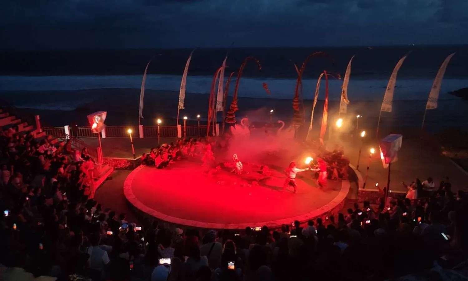 trình diễn Kecak trên bãi biển Melasti