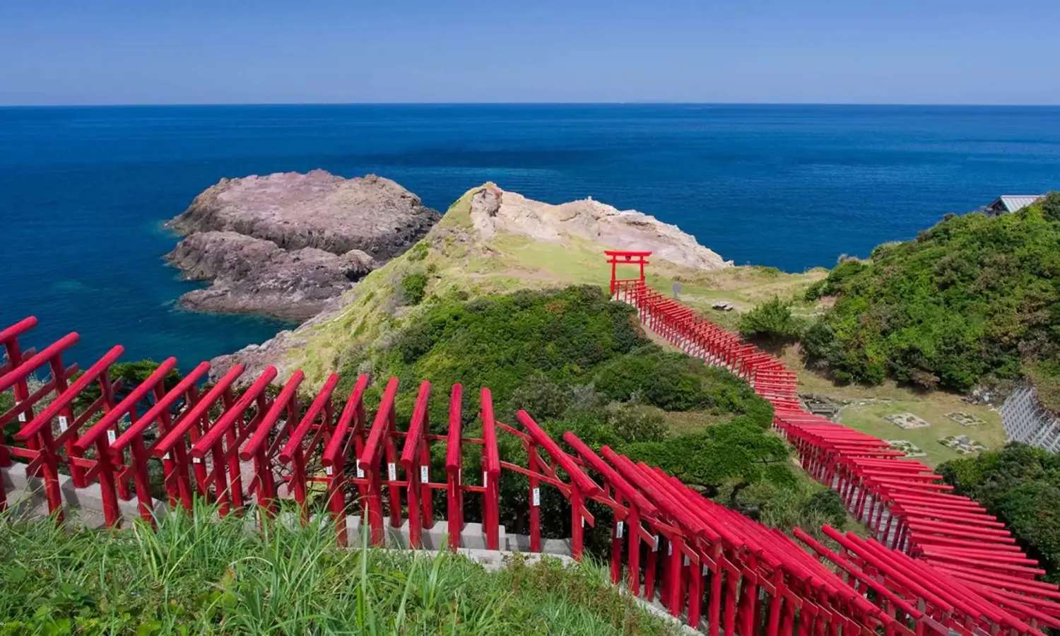 Cổng torii đỏ tại đền Motonosumi, điểm check-in nổi bật ở Chugoku, Nhật Bản