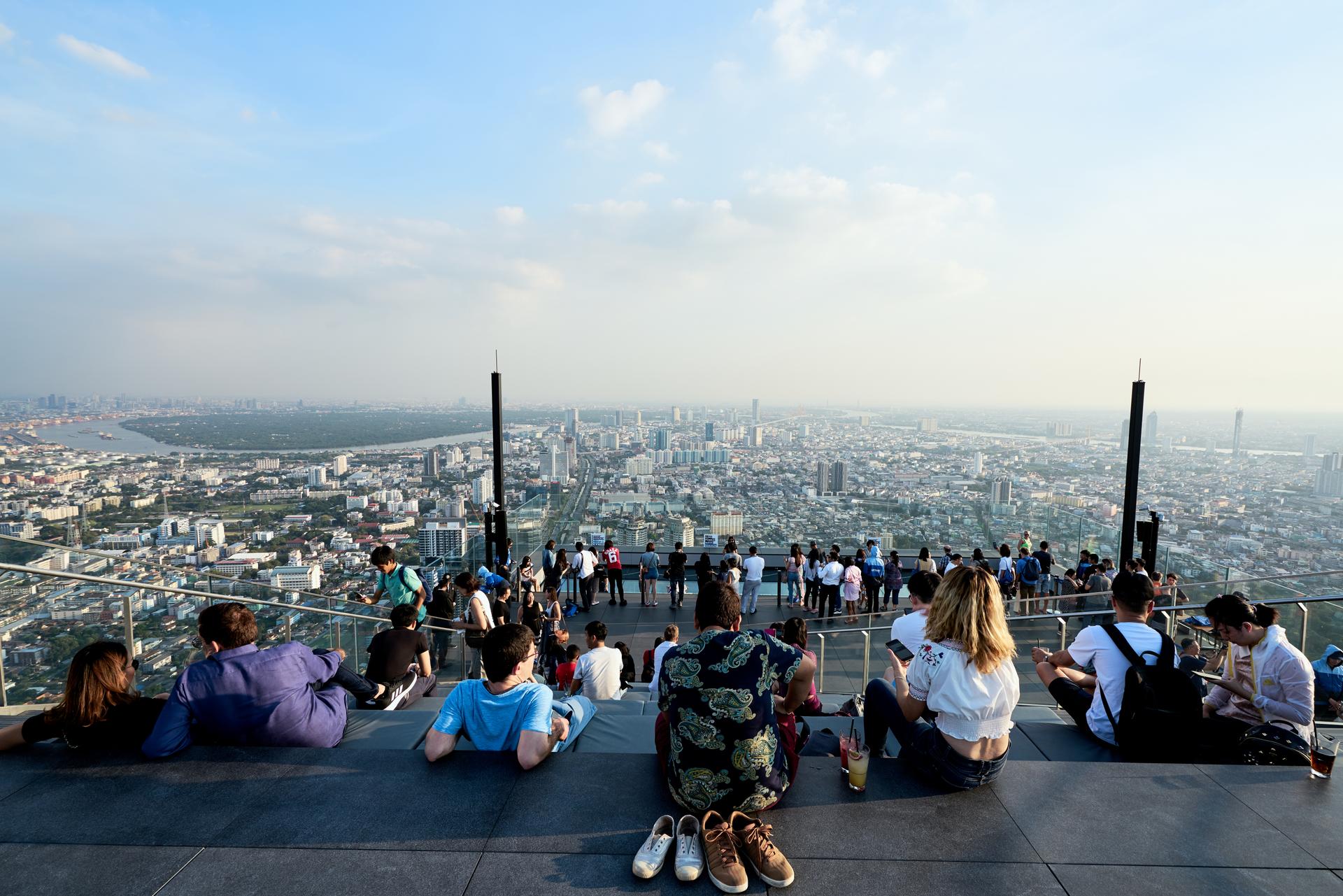 Du khách ngắm khung cảnh thành phố từ đài quan sát Mahanakhon
