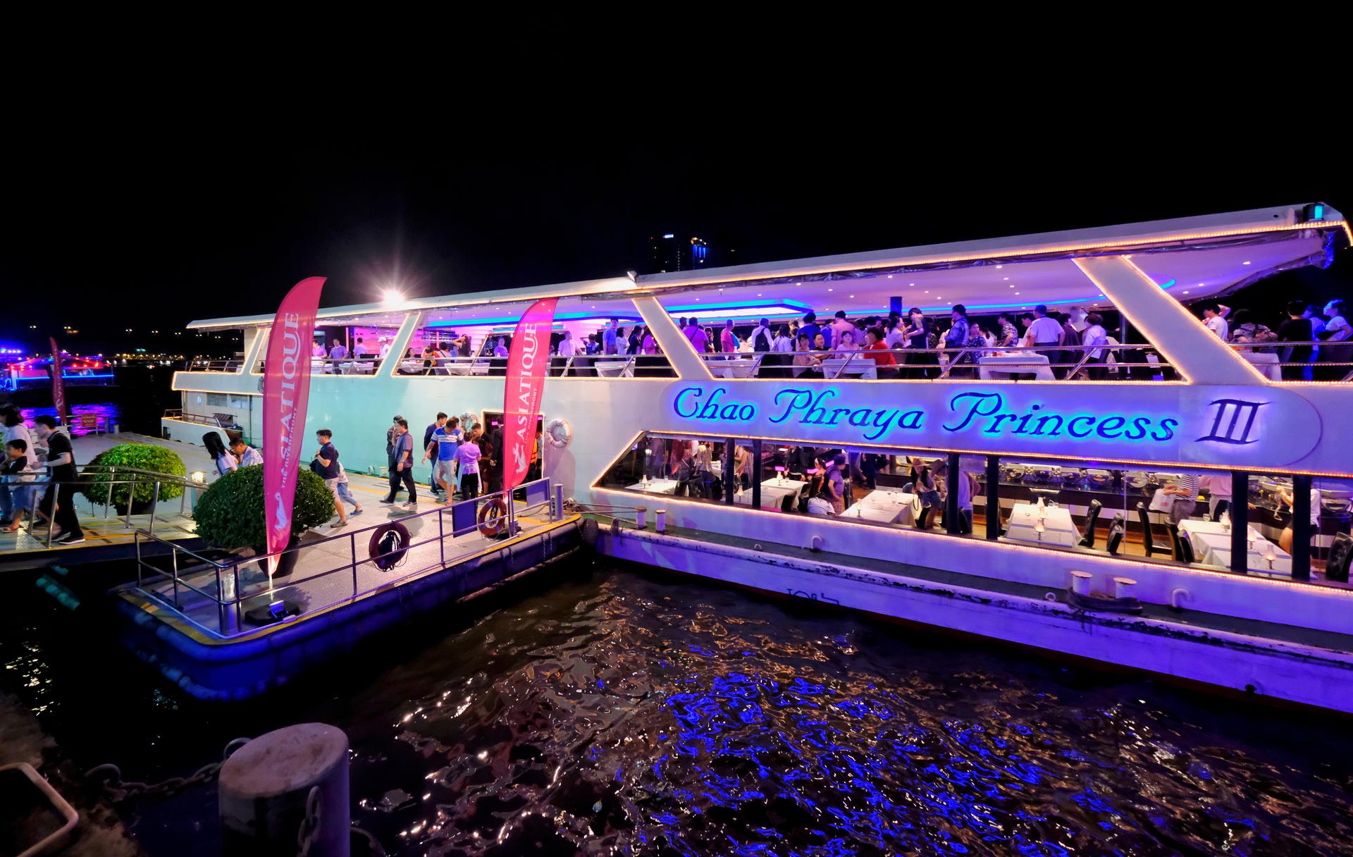Ăn tối trên du thuyền Chao Phraya Princess sang trọng