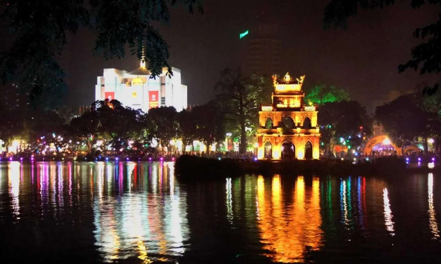 Hồ Gươm ban đêm