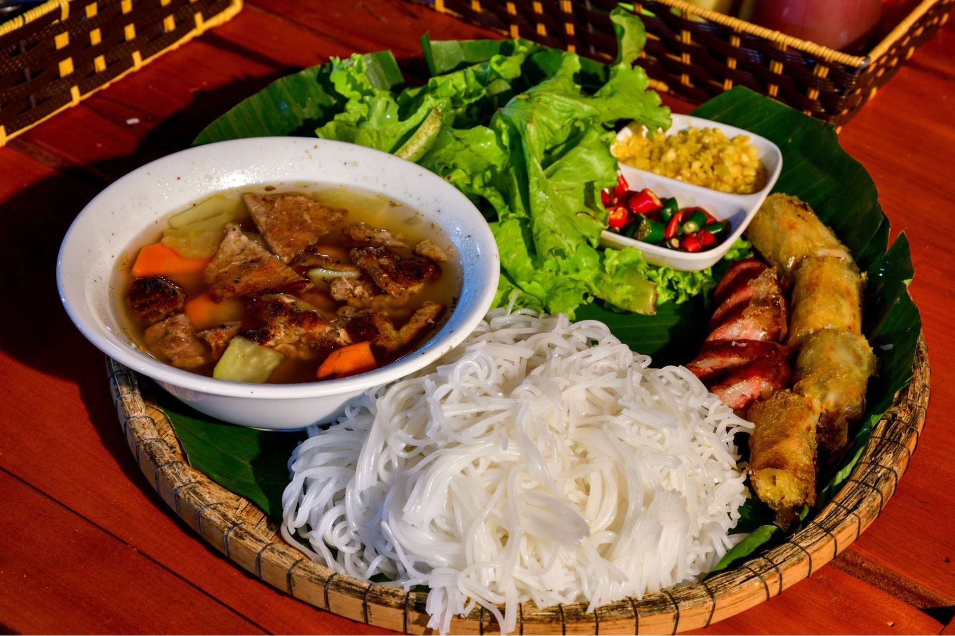 Suất bún chả đầy đặn với chả nướng thơm lừng