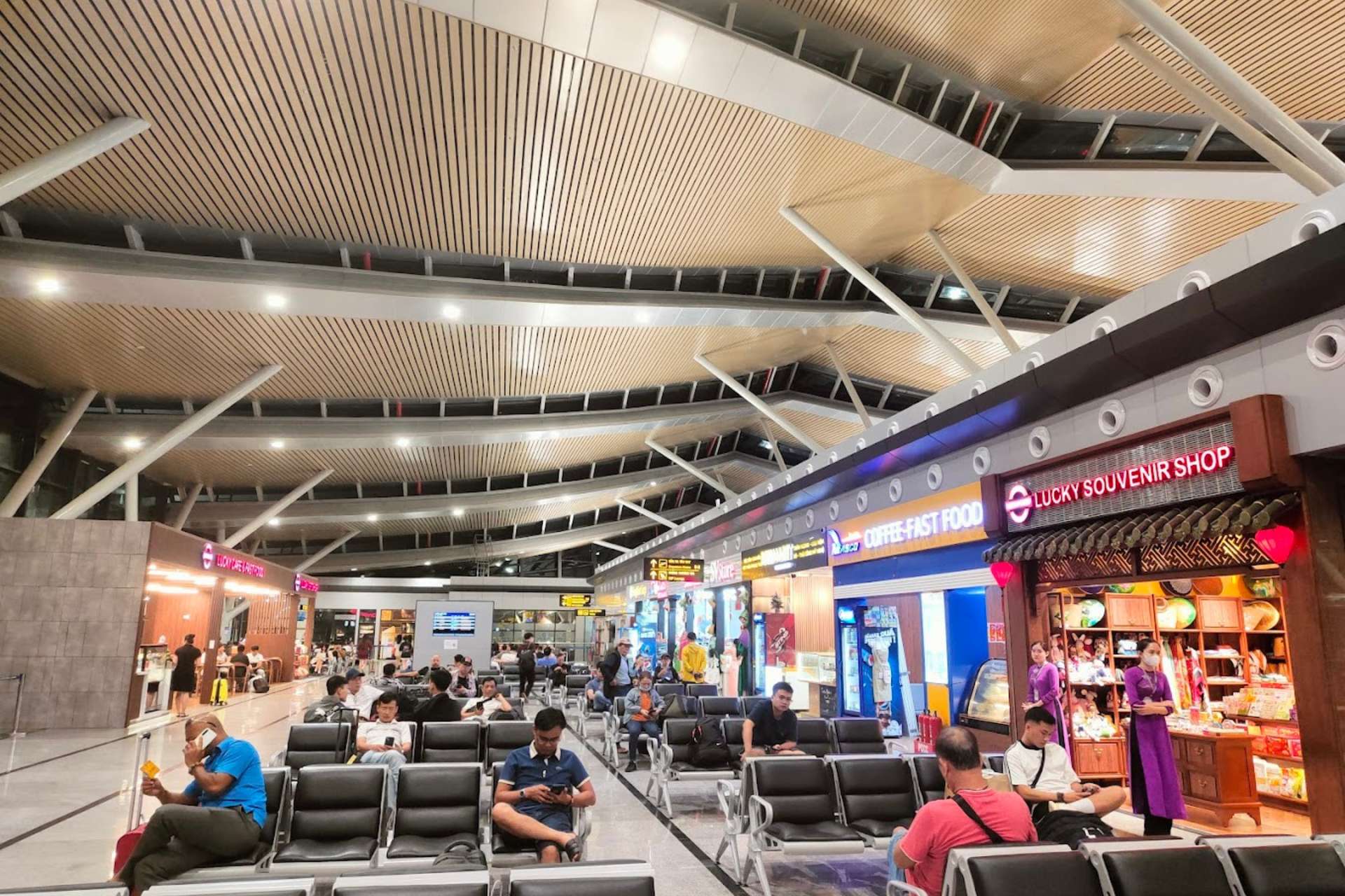 Khu vực mua sắm tại sân bay Phú Bài
