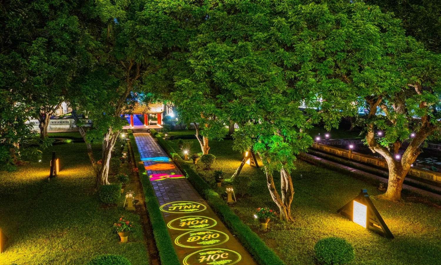 không gian ban đêm tại Văn miếu - Quốc Tử Giám