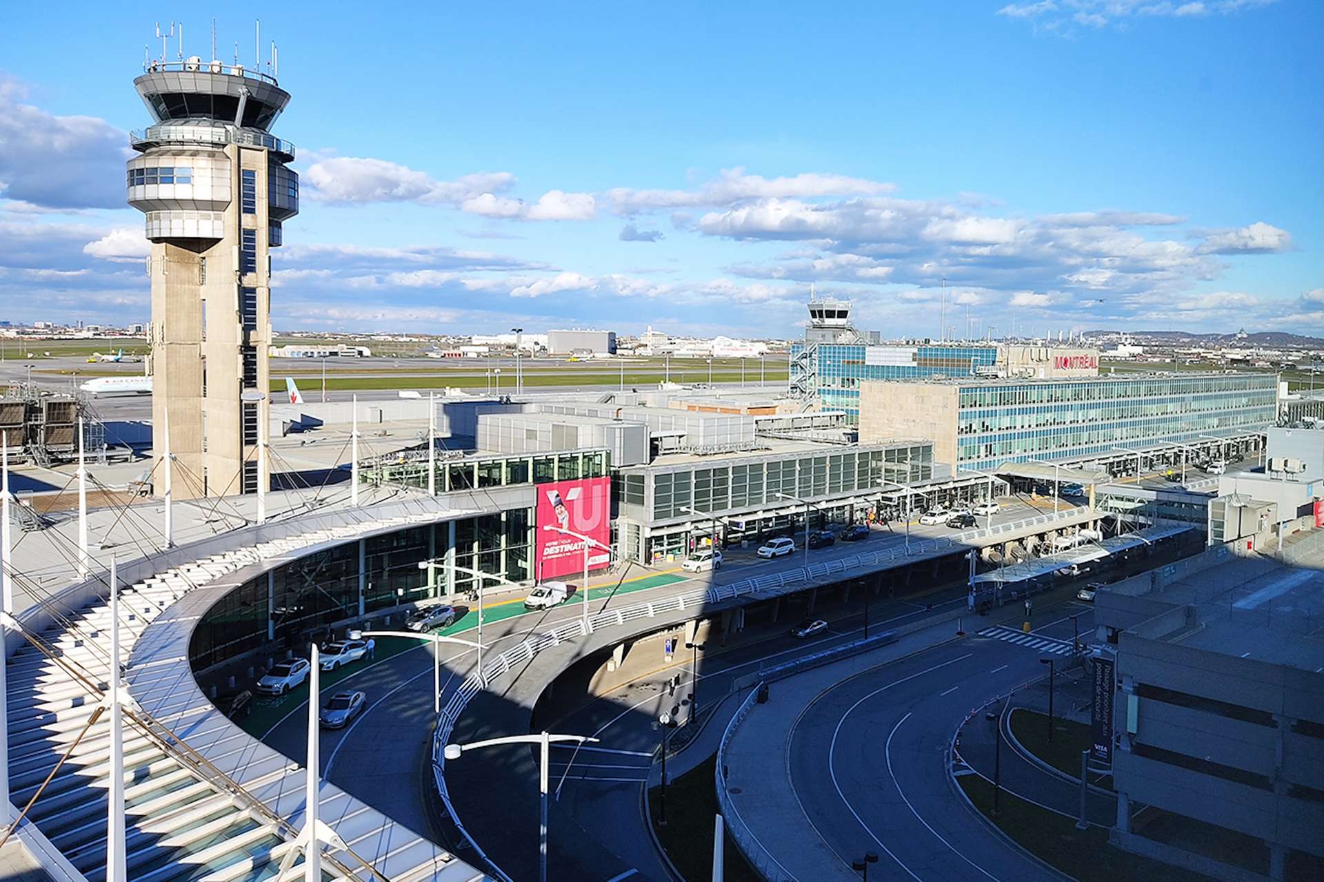 Sân bay Montreal nhộn nhịp và tất bật đón tiếp các lượt khách ghé thăm