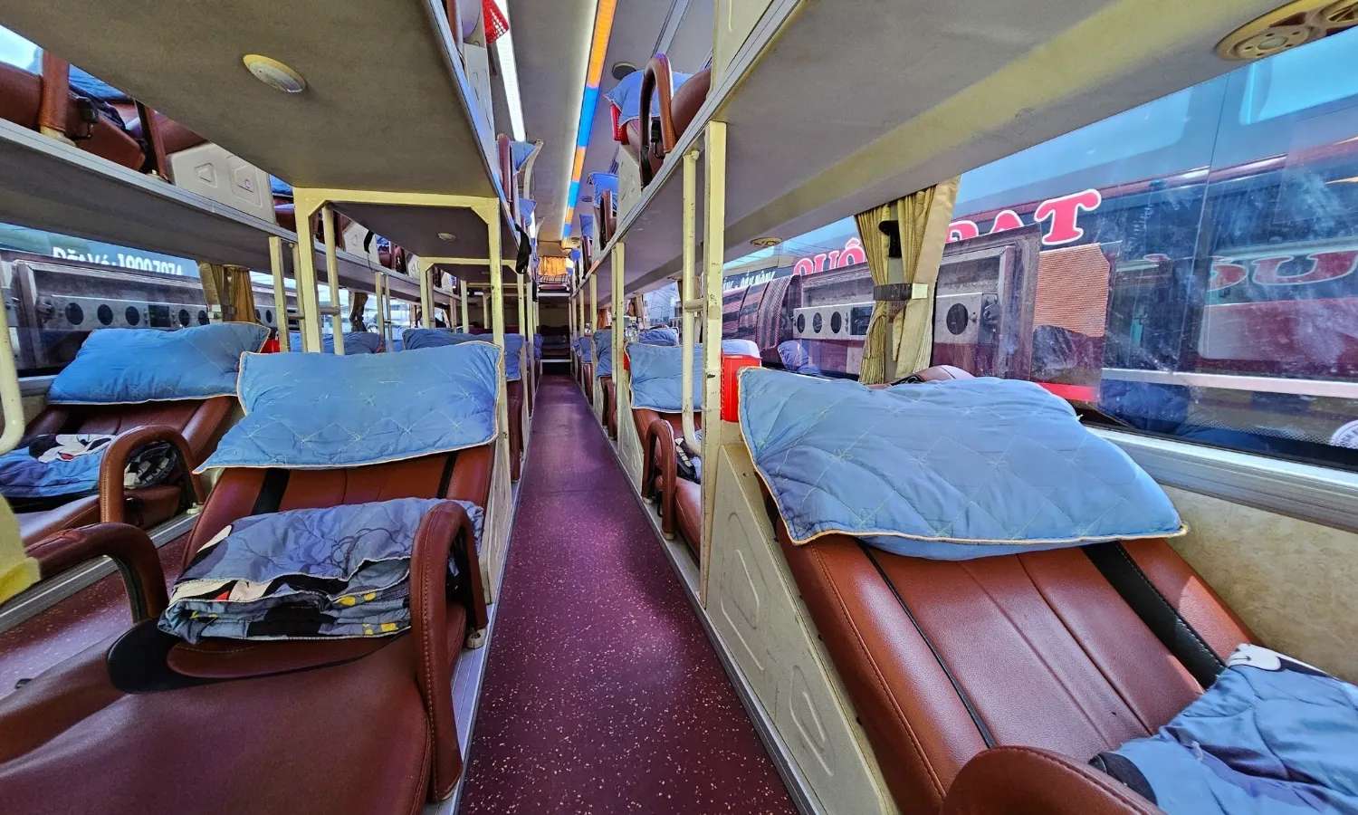 Mỗi giường được trang bị chăn đắp