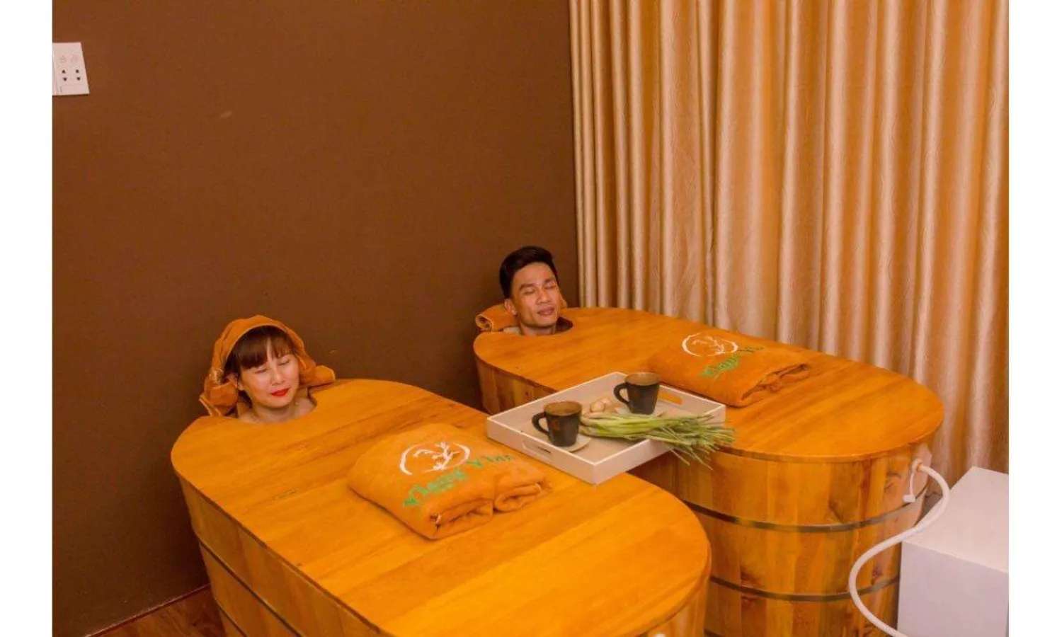 Ngâm mình trong bồn tắm lá dao đỏ