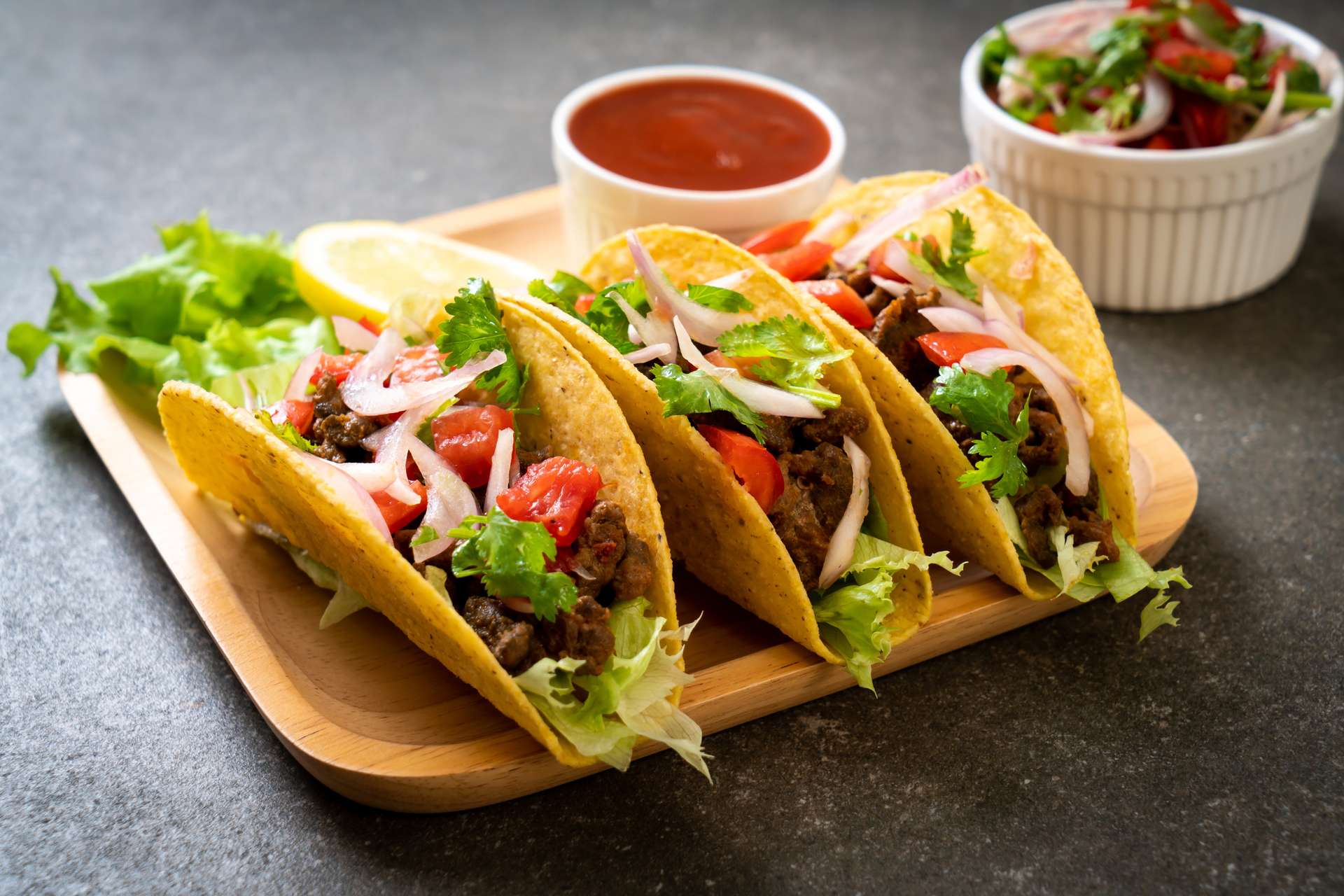Món Tacos được kẹp với trứng, khoai tây và nhiều loại khác