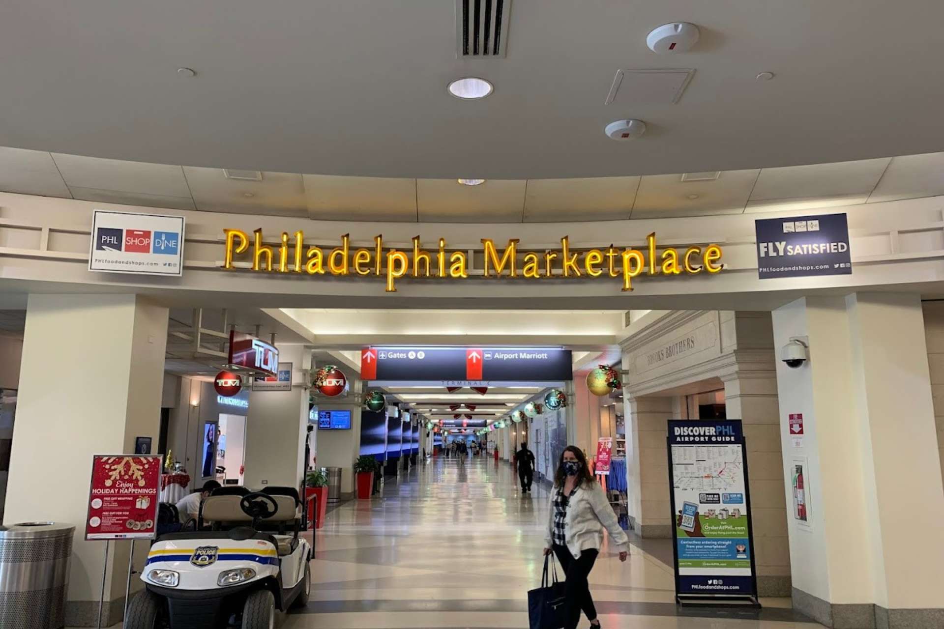 Khu vực mua sắm tại sân bay quốc tế Philadelphia