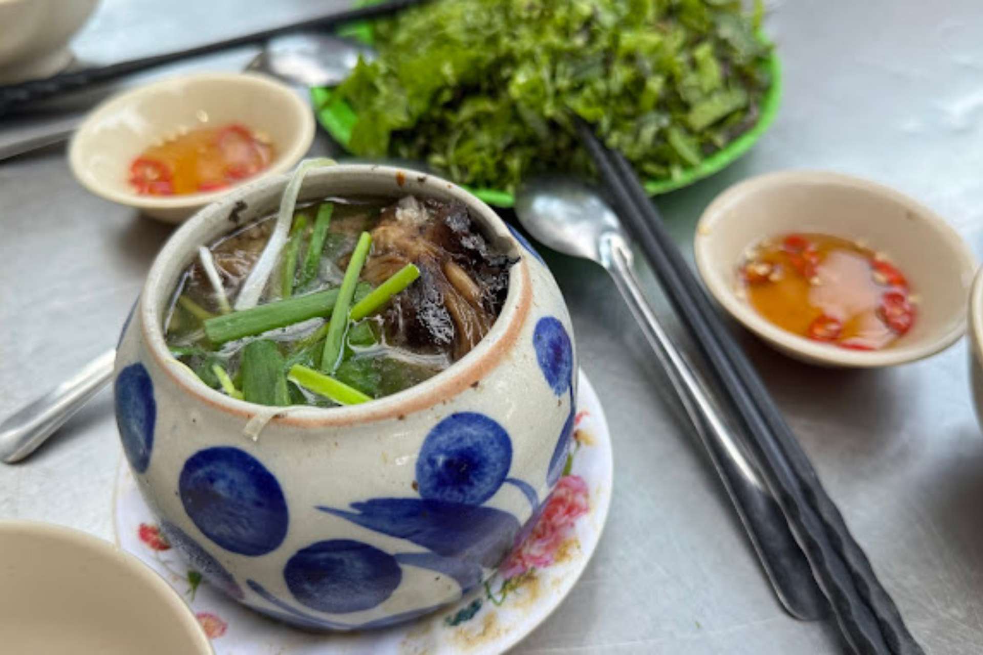 Món mắt cá ngừ đại dương tại quán Bà Tám