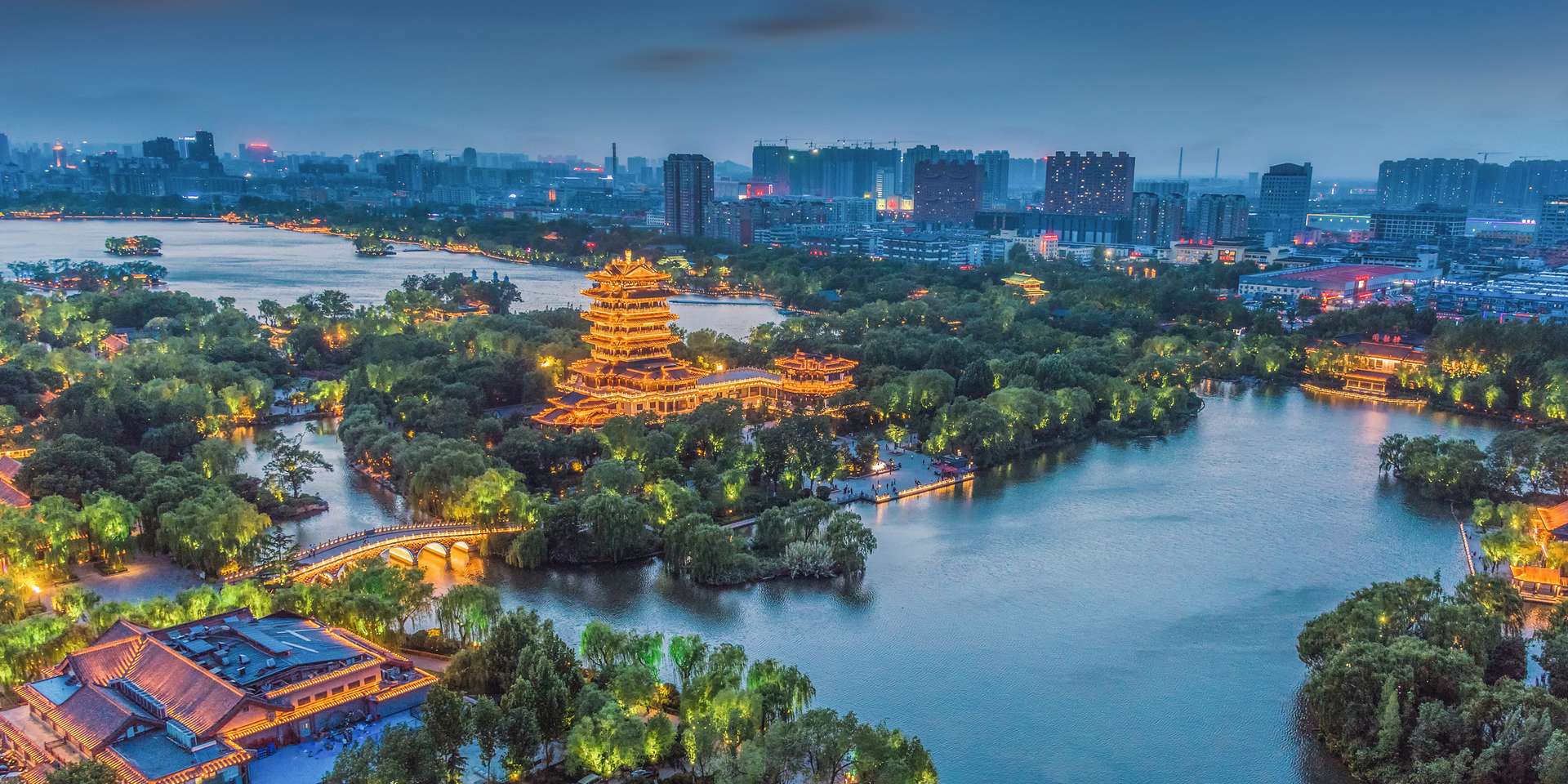 Hồ Daming về đêm dưới ánh đèn lấp lánh