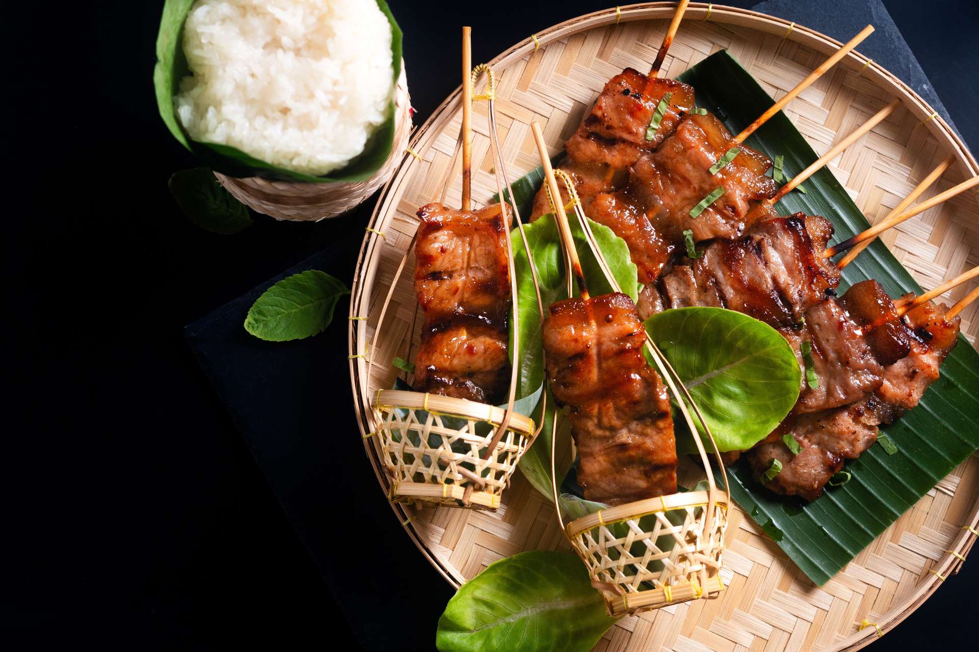 Thịt heo nướng xiên que đặc sản tại Bangkok