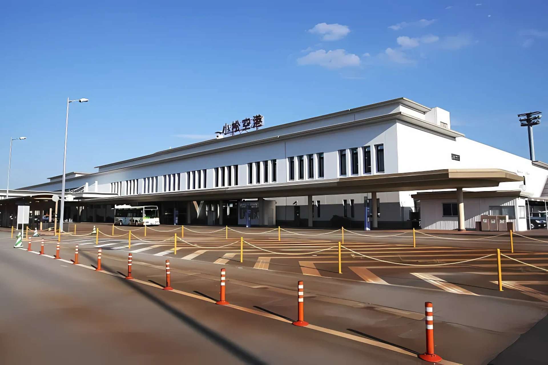 Bên ngoài nhà ga hành khách của Sân bay Komatsu