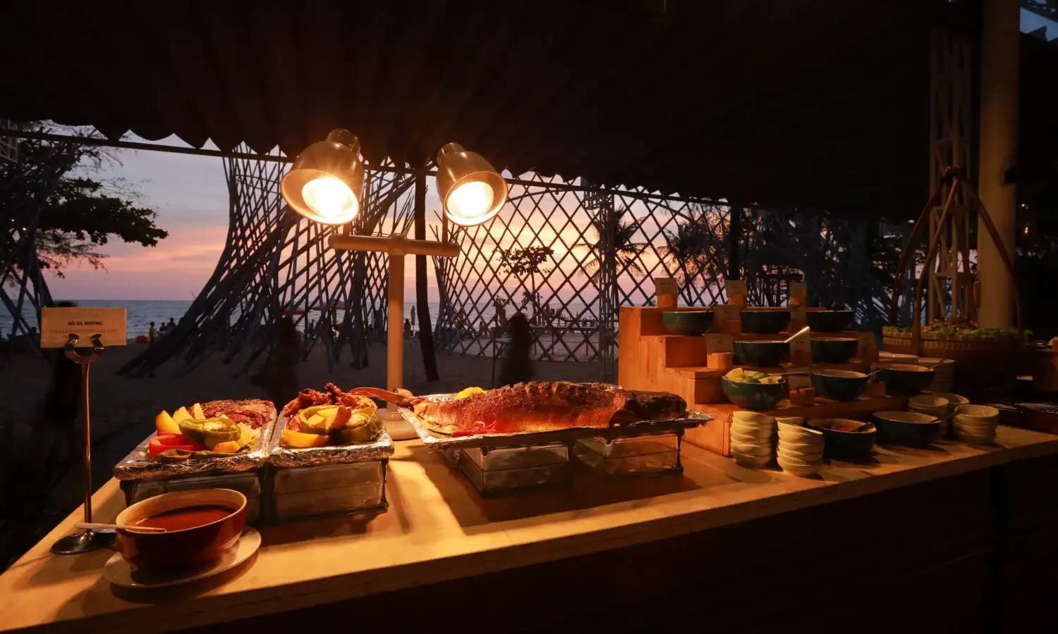 bữa tối và hoàng hôn tại Sunset Sanato Beach