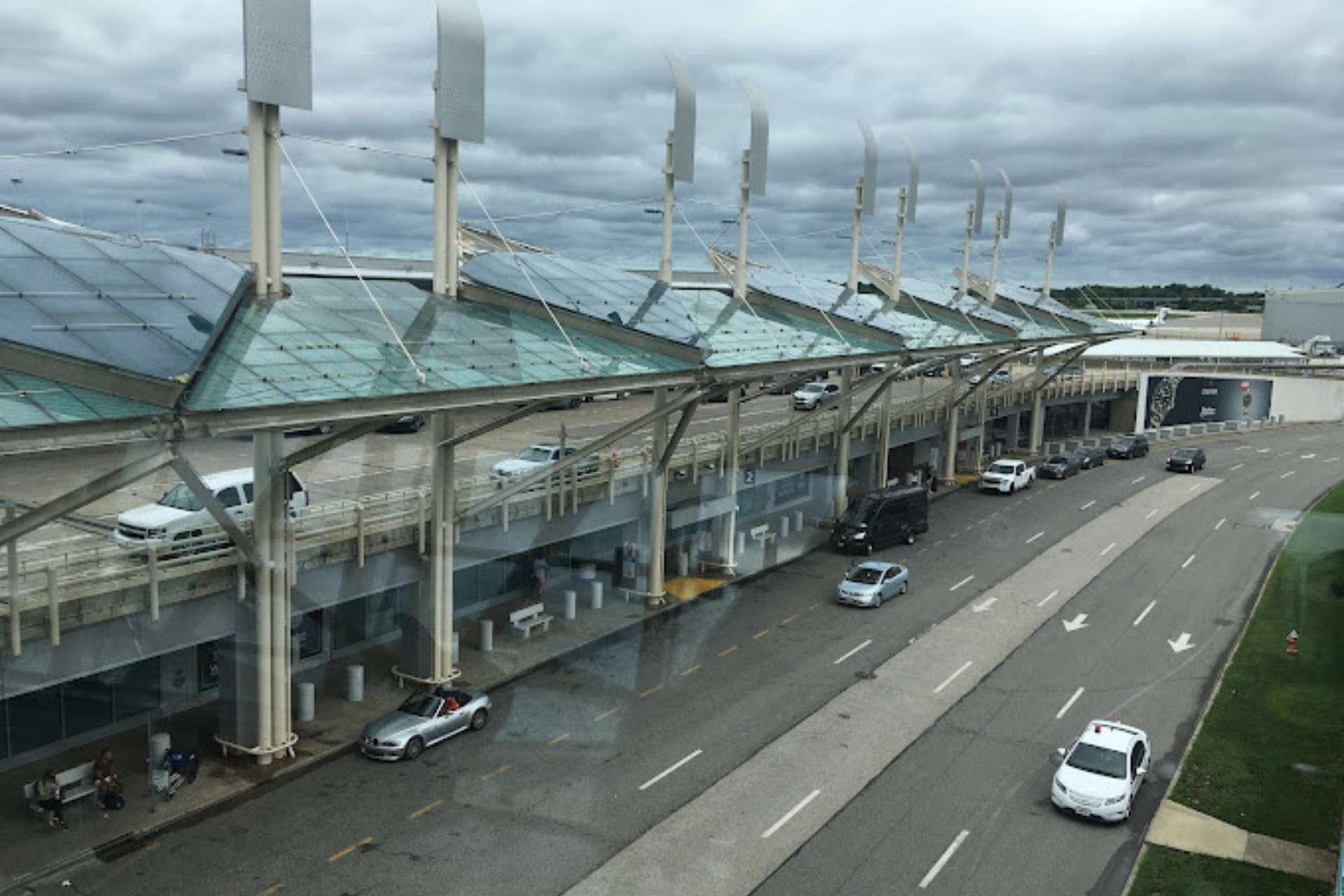 Bên ngoài nhà ga chính sân bay quốc tế Cleveland Hopkins