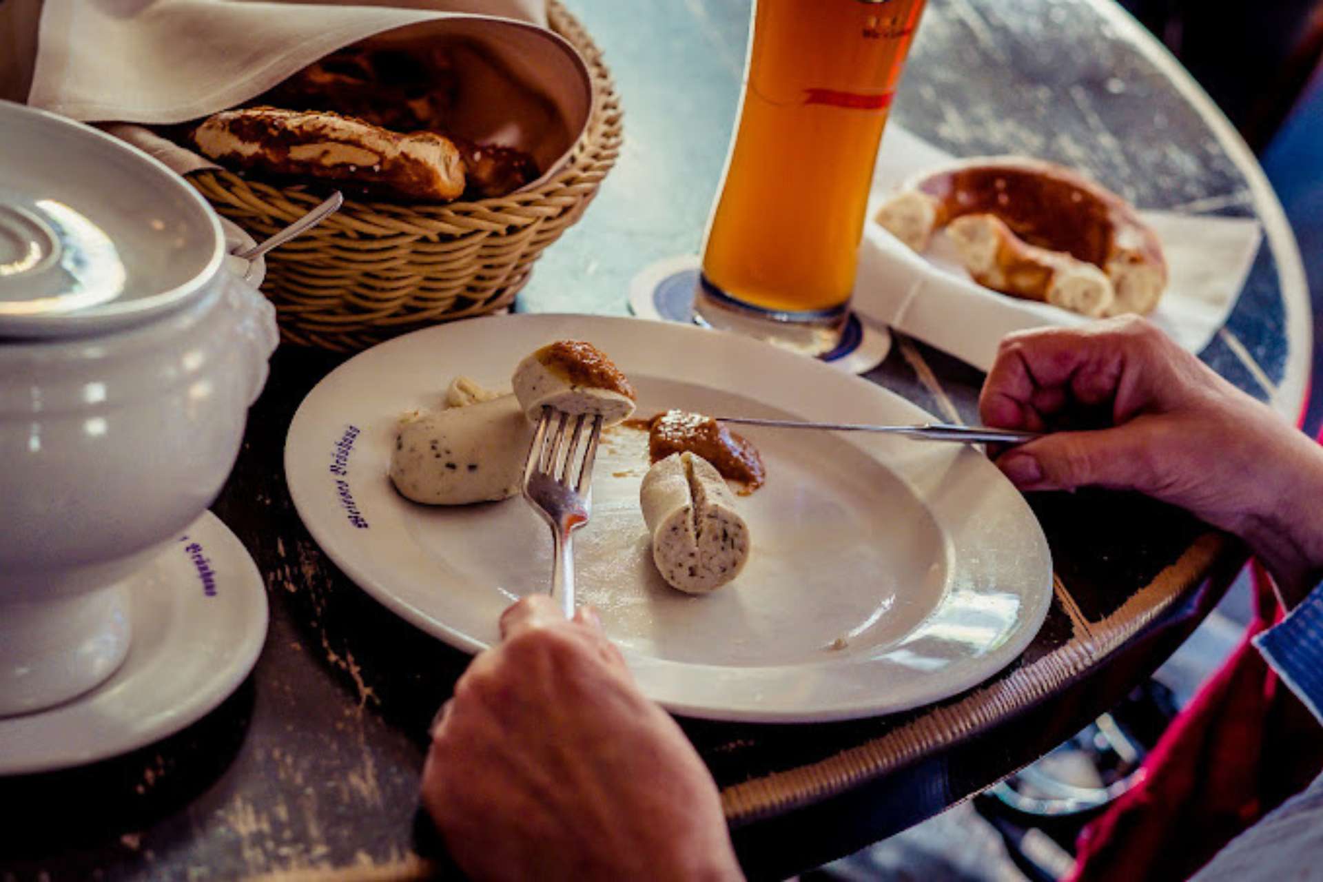 Bữa ăn với Weißwurst, Brezen và bia tại Weisses Bräuhaus im Tal