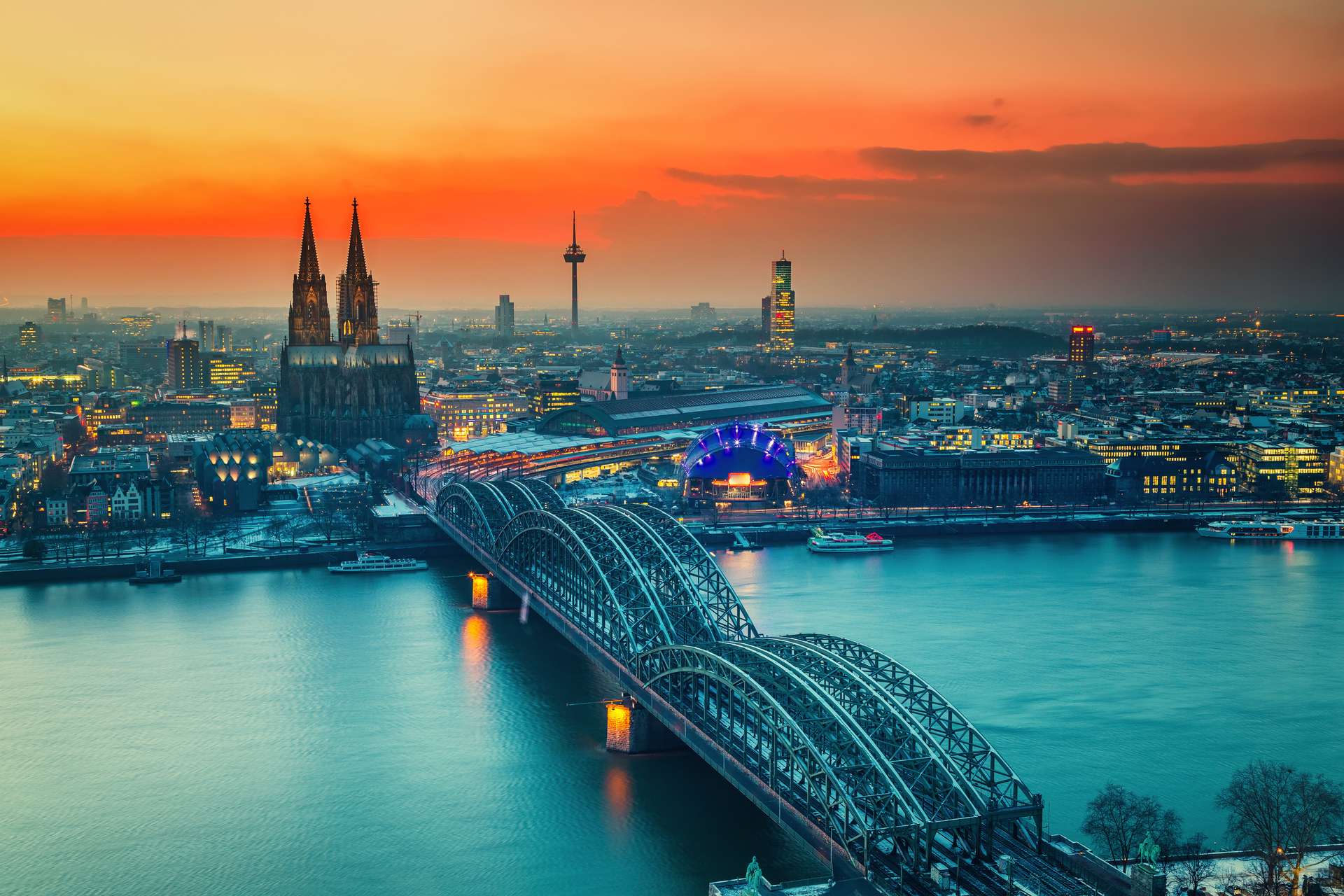 Cầu Hohenzollern đầy lãng mạn về đêm tại Cologne