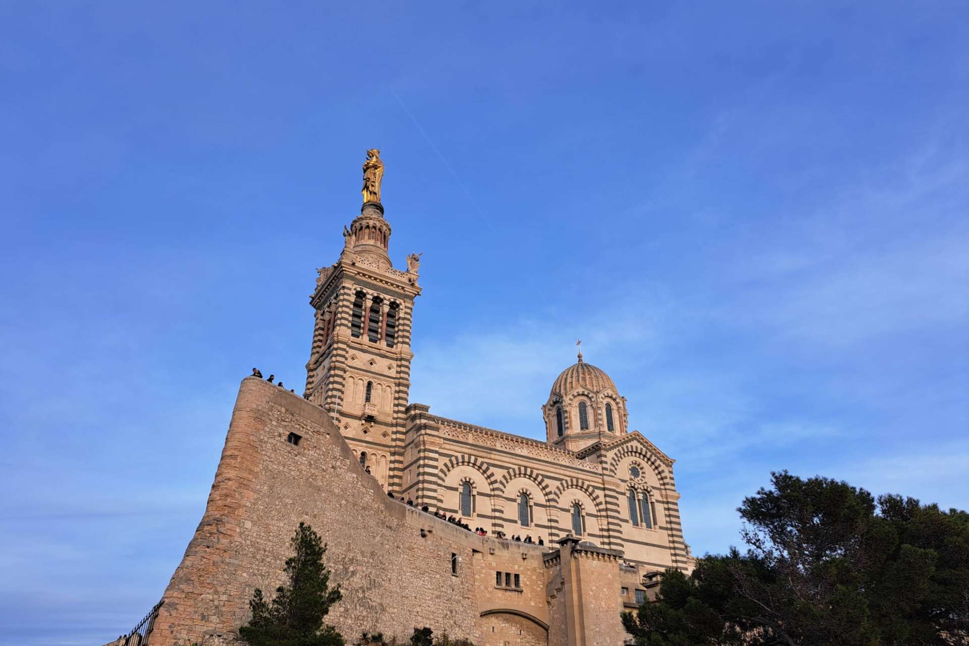 Toàn cảnh nhà thờ Notre-Dame de la Garde nằm trên đỉnh đồi