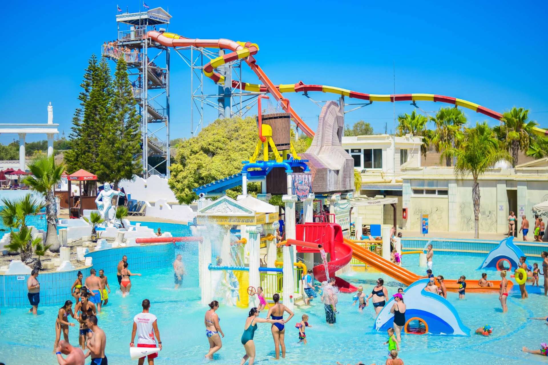 Bên trong công viên nước WaterWorld Ayia Napa